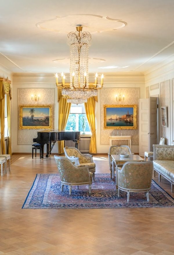 How to Craft an Authentic Victorian Parlor Room in a Modern Home?